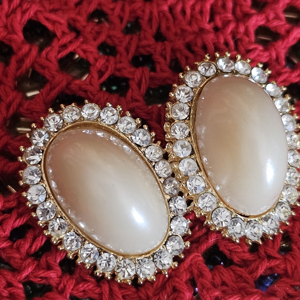 Vintage Clip Back Elegant Gold and Cream Earrings - Picture 8 of 8